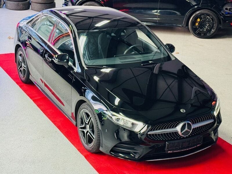 Schwarz Gebraucht 2020 Mercedes A200 AMG line Limousine | 22.350 € (Guter Preis) - Bild 1/4
