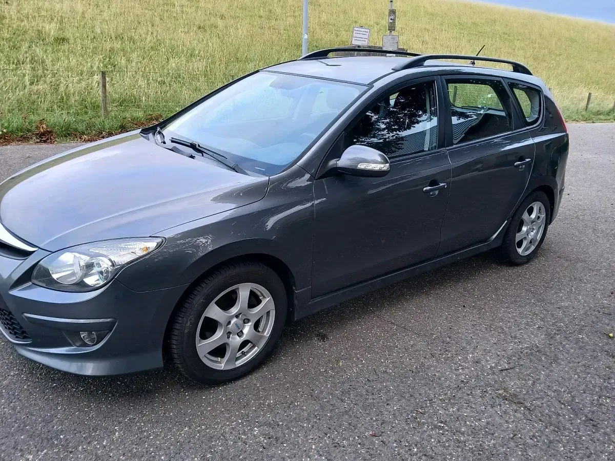 Gebraucht Hyundai i30 116 PS (85 kW) 2011 Grau Kombi