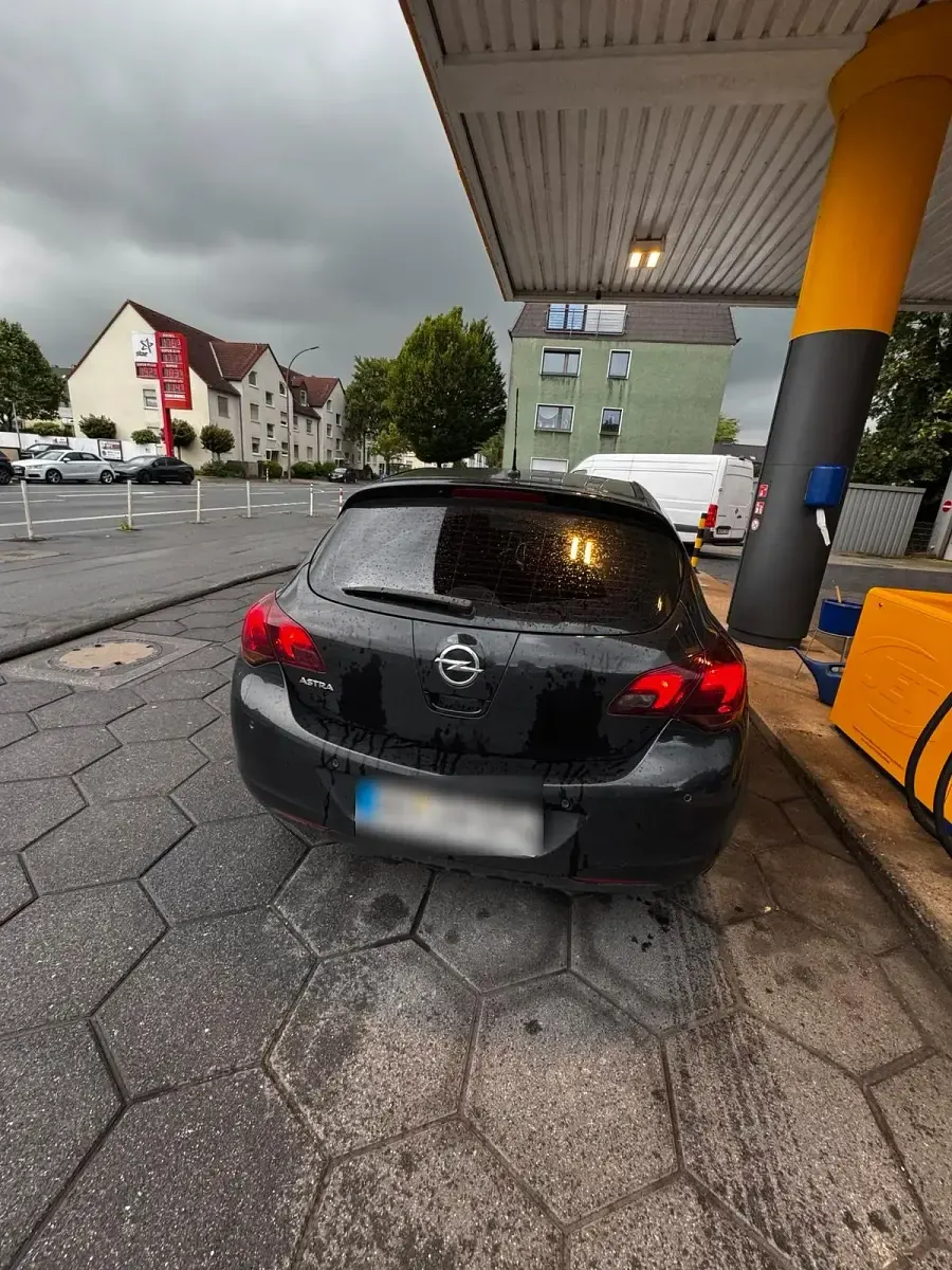 Gebraucht Opel Astra Sport 116 PS (85 kW) 2011 Schwarz Kleinwagen