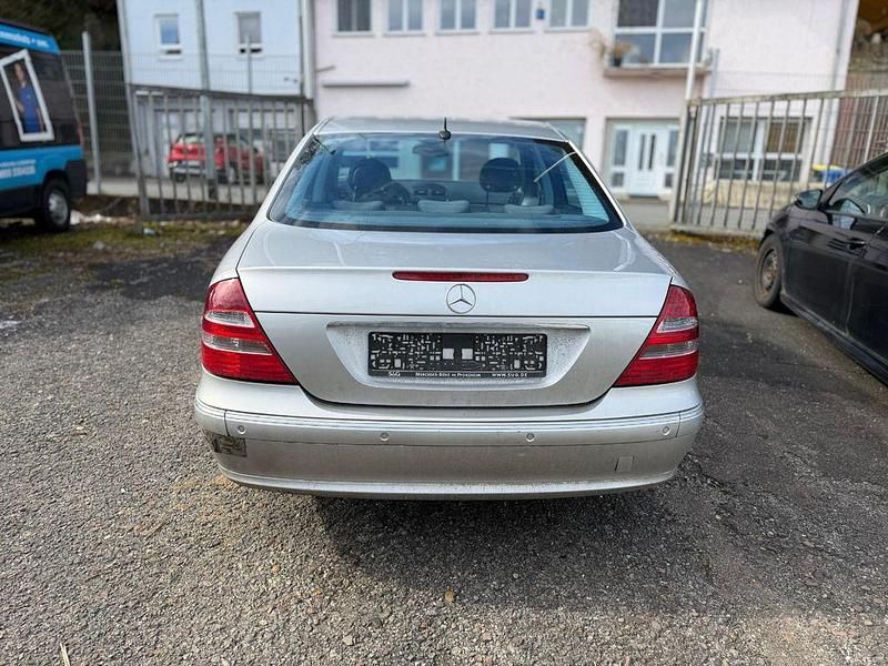 Gebraucht Mercedes E220 Avantgarde 150 PS (110 kW) 2003 Silber Limousine