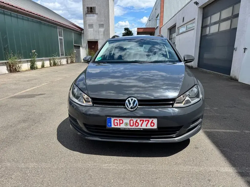 Gebraucht VW Golf VII 110 PS (80 kW) 2015 Uranograu/cinza urano Kombi