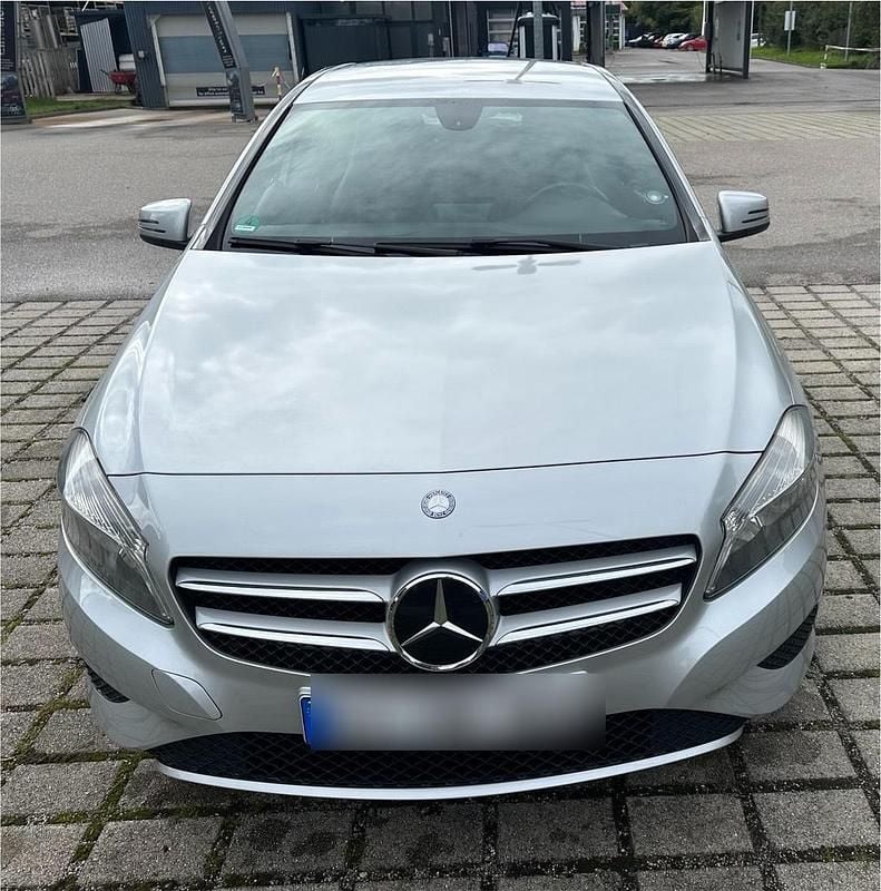 Silber Gebraucht 2013 Mercedes A180 Kleinwagen | 9.200 € (Guter Preis) - Bild 1/4