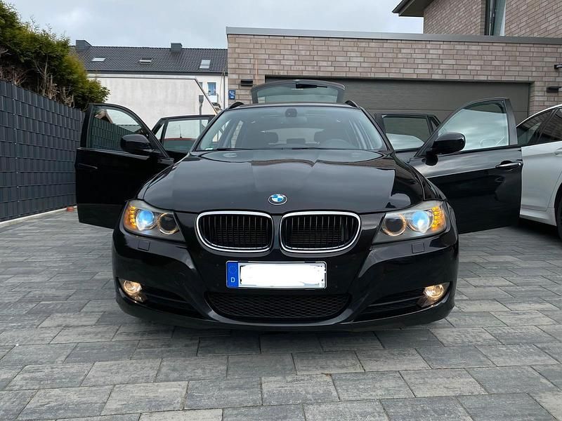 Gebraucht BMW 318 143 PS (105 kW) 2012 Schwarz Kombi