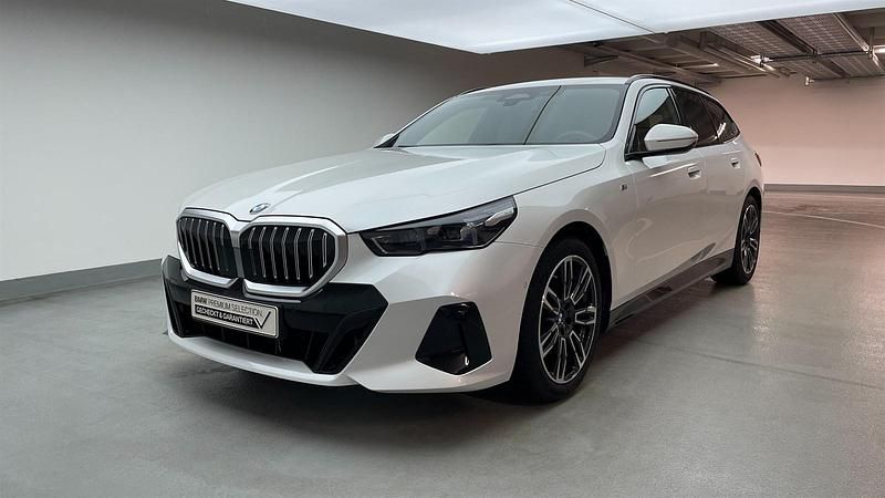 Mineralweiß metallic Gebraucht 2024 BMW 520 Comfort Edition Kombi | 52.499 € (Superpreis) - Bild 1/4