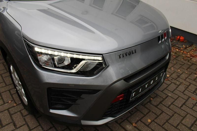 Neu SsangYong Tivoli 163 PS (119 kW) 2025 Grau SUV