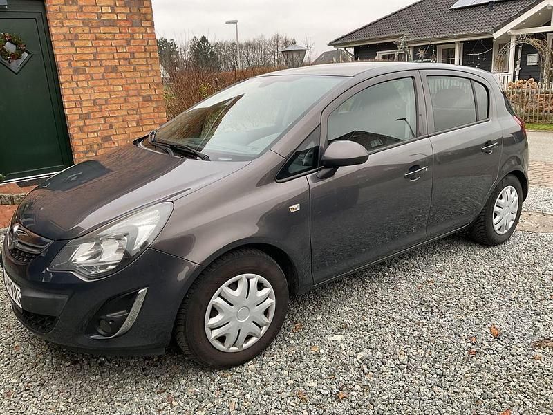 Grau Gebraucht 2014 Opel Corsa Innovation Limousine | 3.090 € (Guter Preis) - Bild 1/4