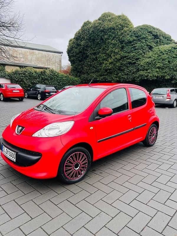 Rot Gebraucht 2007 Peugeot 107 Kleinwagen | 1.999 € (Fairer Preis) - Bild 1/4