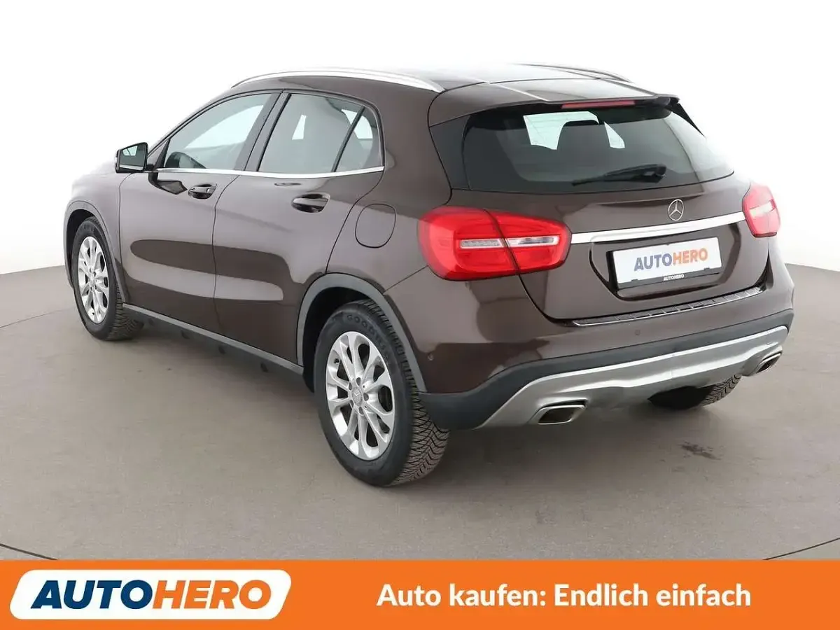 Gebraucht Mercedes GLA180 Urban 122 PS (89 kW) 2016 Orientbraun SUV
