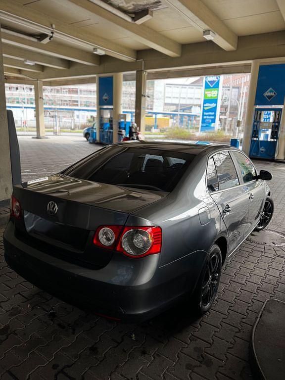 Gebraucht VW Jetta 105 PS (77 kW) 2007 Grau Limousine