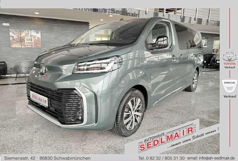 Edu all terrain green metallic Neu 2024 Toyota Proace Verso Team Kombi | 42.880 € (Fairer Preis) - Bild 1/4