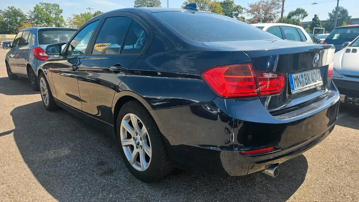Gebraucht BMW 318 143 PS (105 kW) 2012 Blau Limousine