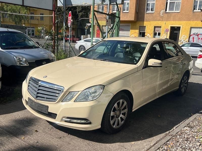 Beige Gebraucht 2013 Mercedes E200 Limousine | 4.299 € (Guter Preis) - Bild 1/4