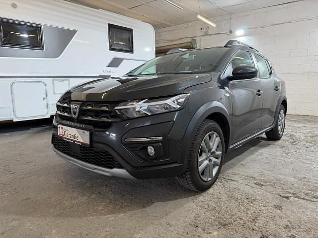 Grau Gebraucht 2023 Dacia Sandero Stepway SUV | 14.990 € (Fairer Preis) - Bild 1/4