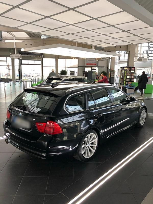Gebraucht BMW 330 Sport Line 245 PS (180 kW) 2012 Schwarz Kombi