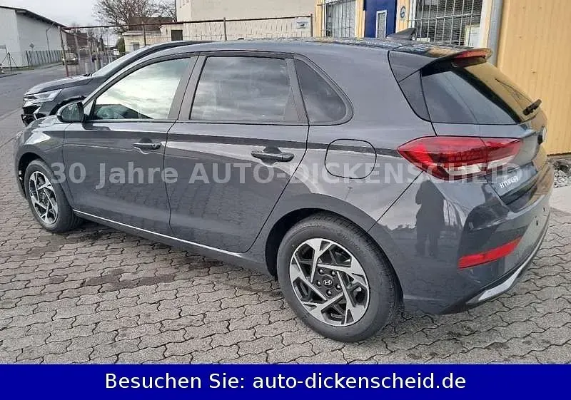 Neu Hyundai i30 150 PS (110 kW) 2026 Grau Limousine
