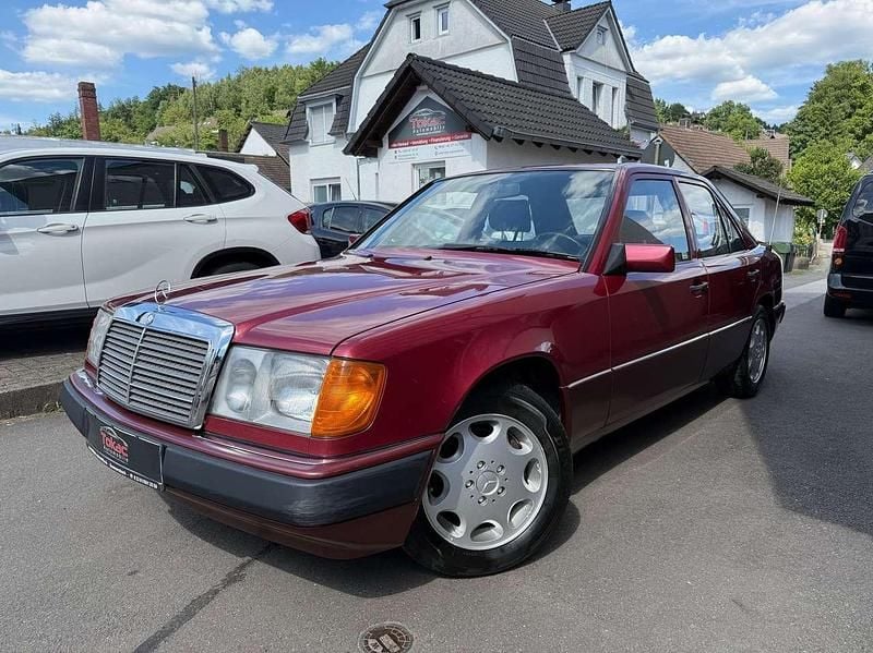 Rot Gebraucht 1991 Mercedes E230 Limousine | 8.499 € - Bild 1/4