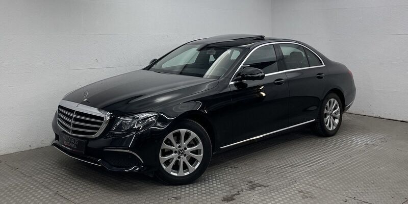 Obsidianschwarz Gebraucht 2017 Mercedes E220 Exclusive Limousine | 26.300 € (Fairer Preis) - Bild 1/4