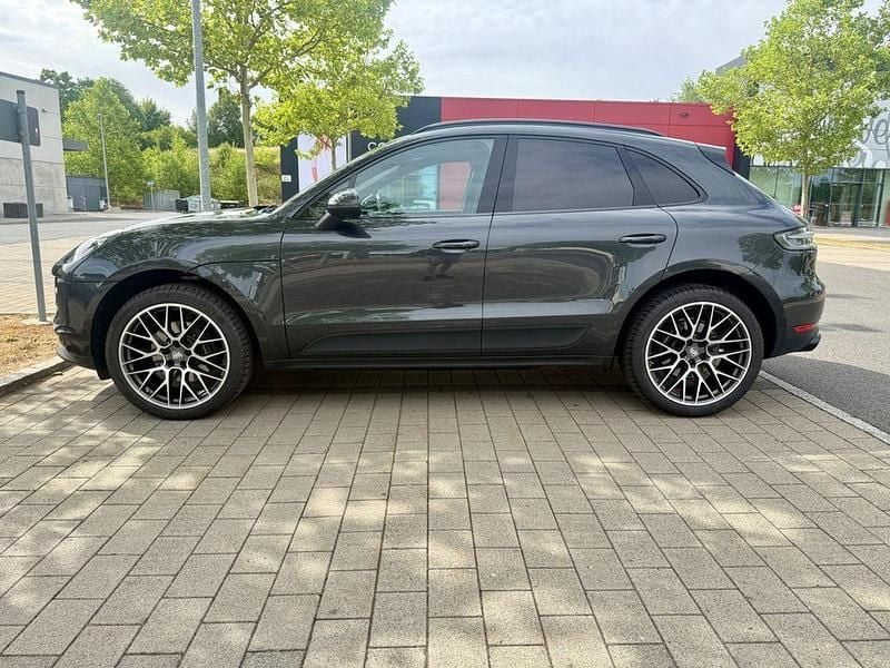 Grau Gebraucht 2021 Porsche Macan SUV | 51.590 € (Superpreis) - Bild 1/4