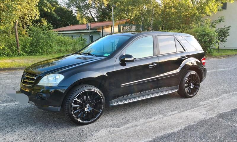 Schwarz Gebraucht 2006 Mercedes ML320 SUV | 11.399 € (Teuer) - Bild 1/4