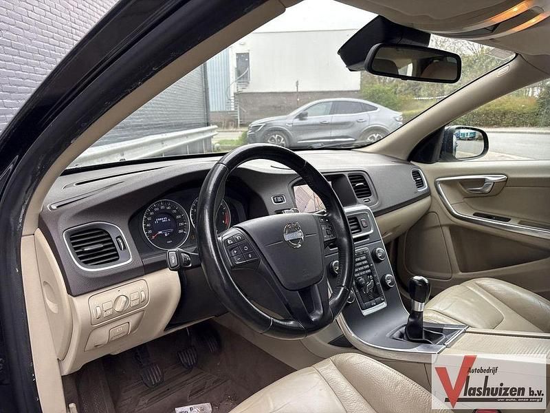 Używany Volvo V60 Kinetic 150 KM (110 kW) 2012 Czarny Kombi