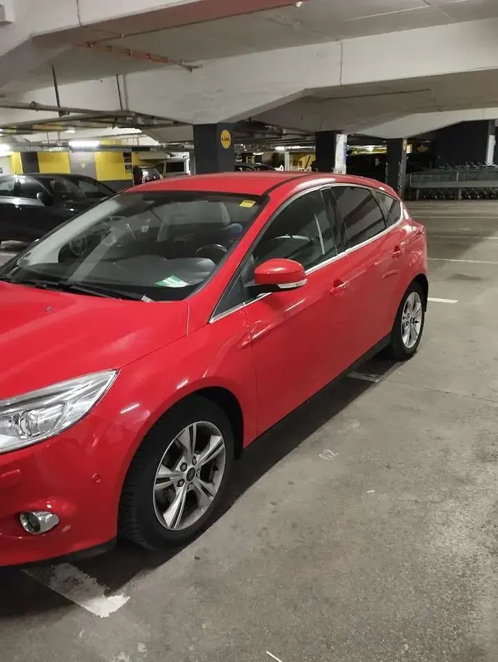 Gebraucht Ford Focus Titanium 125 PS (91 kW) 2011 Rot Limousine