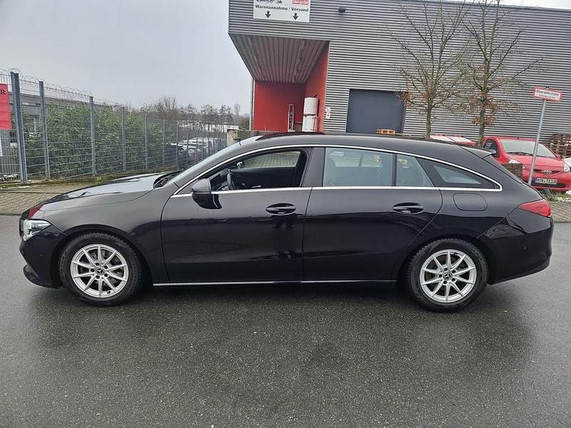 Gebraucht Mercedes CLA180 Shooting Brake 116 PS (85 kW) 2020 Schwarz Kombi