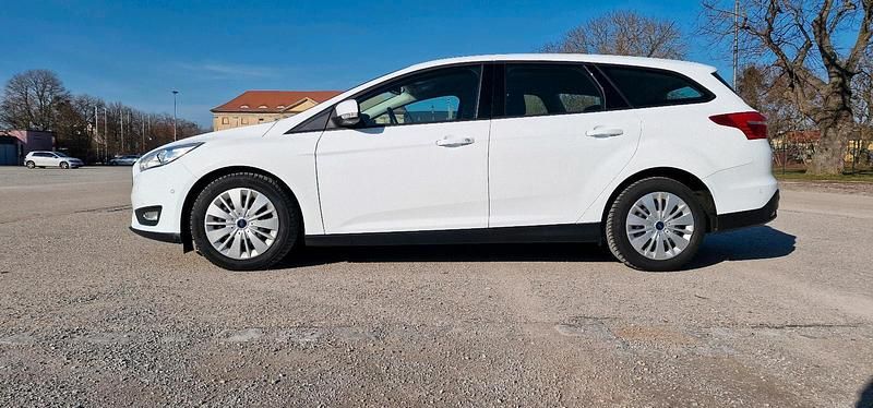 Gebraucht Ford Focus 125 PS (91 kW) 2016 Weiß Kombi