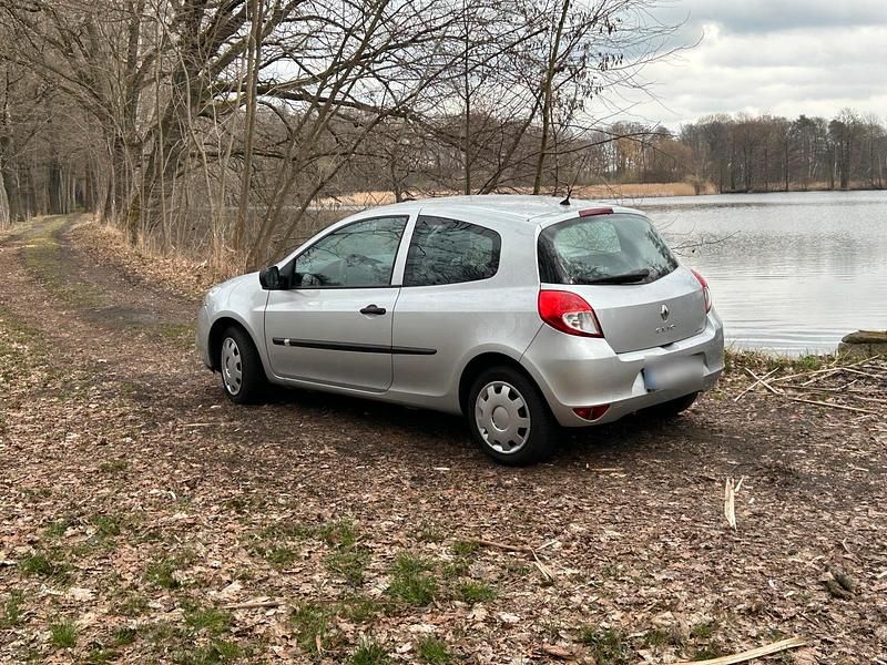 Gebraucht Renault Clio II 70 PS (51 kW) 2011 Silber Kleinwagen