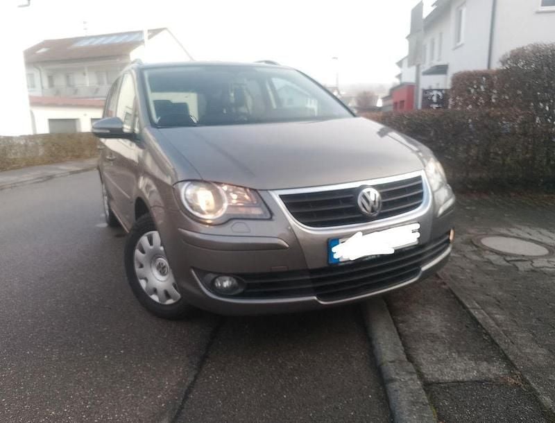 Grau Gebraucht 2009 VW Touran Freestyle Van / Kleinbus | 4.999 € (Etwas zu teuer) - Bild 1/4