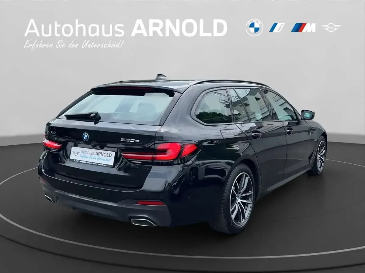 Gebraucht BMW 530e M Sport 292 PS (214 kW) 2023 Saphirschwarz Kombi