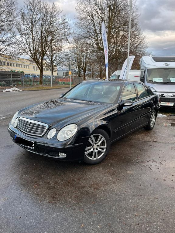 Schwarz Gebraucht 2005 Mercedes E200 Classic Limousine | 5.500 € (Guter Preis) - Bild 1/4