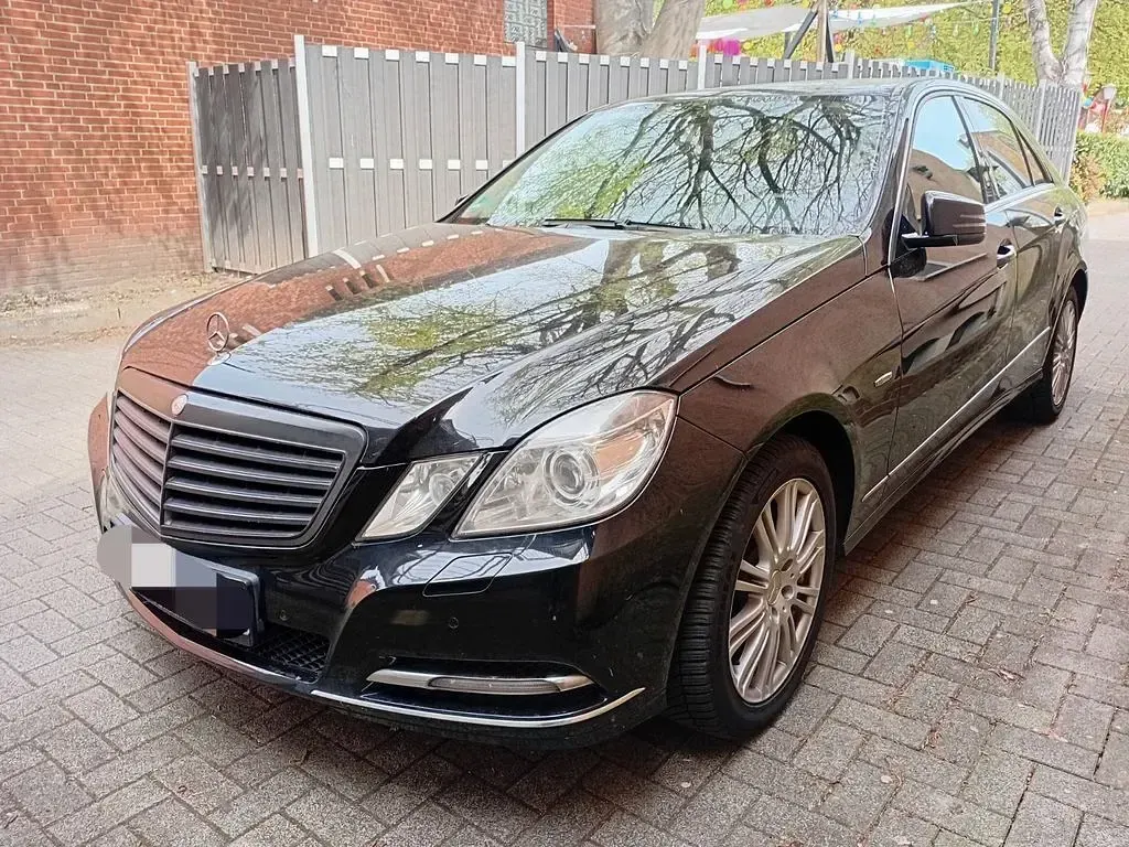 Gebraucht Mercedes E220 170 PS (125 kW) 2012 Schwarz Limousine