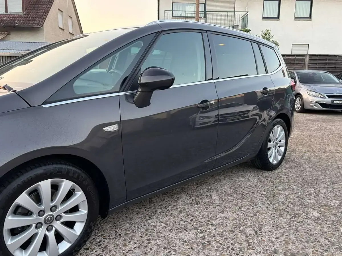 Gebraucht Opel Zafira 140 PS (102 kW) 2014 Plat.anthr./rogrey/0j:silbergr Van / Kleinbus