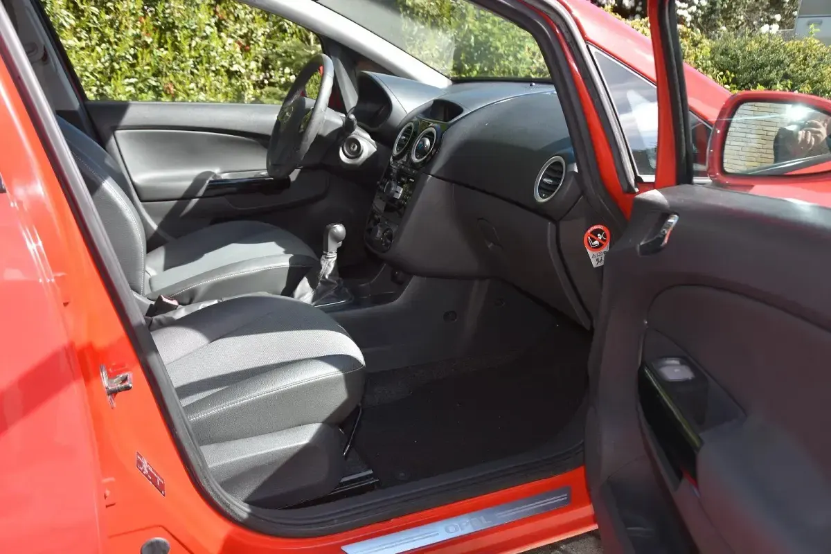 Usado Opel Corsa Innovation 90 HP (66 kW) 2009 Vermelho Citadino