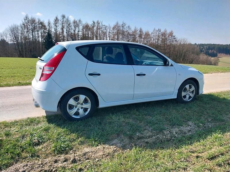 Gebraucht Hyundai i30 109 PS (80 kW) 2011 Weiß Kleinwagen