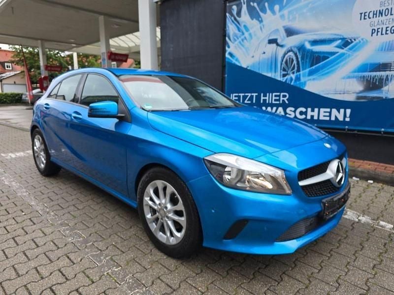 Blau Gebraucht 2015 Mercedes A200 Limousine | 12.950 € (Superpreis) - Bild 1/4