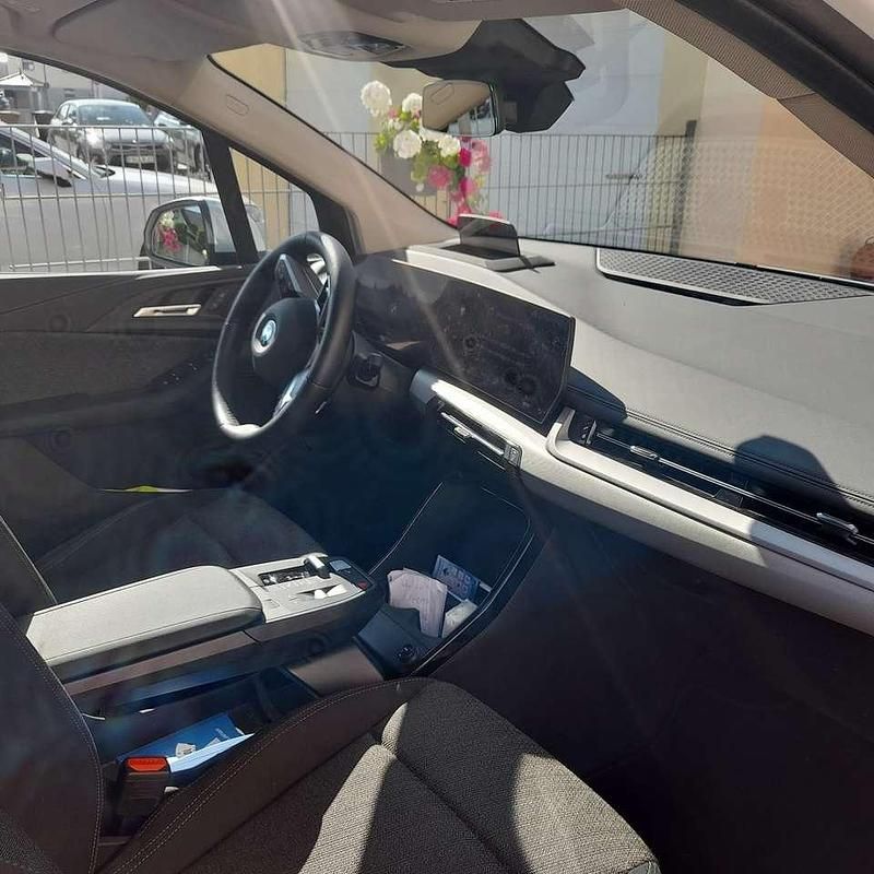 Weiß Gebraucht 2023 BMW 218 Active Tourer Van / Kleinbus | 26.500 € (Guter Preis) - Bild 1/4