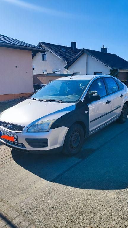 Gebraucht Ford Focus Trend 101 PS (74 kW) 2006 Silber Limousine