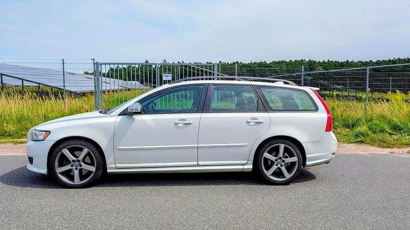 Weiß Gebraucht 2010 Volvo V50 R-Design Kombi | 6.500 € (Fairer Preis) - Bild 1/4