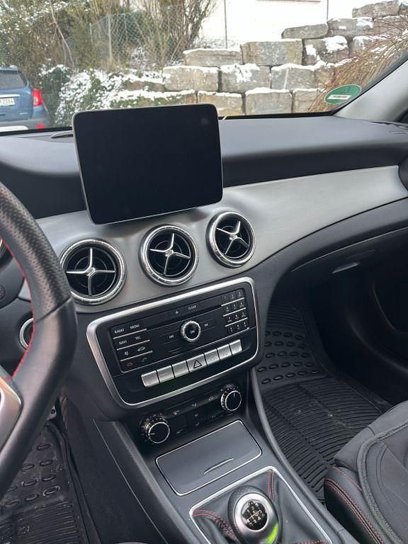 Gebraucht Mercedes CLA200 Shooting Brake 156 PS (114 kW) 2019 Weiß Kombi