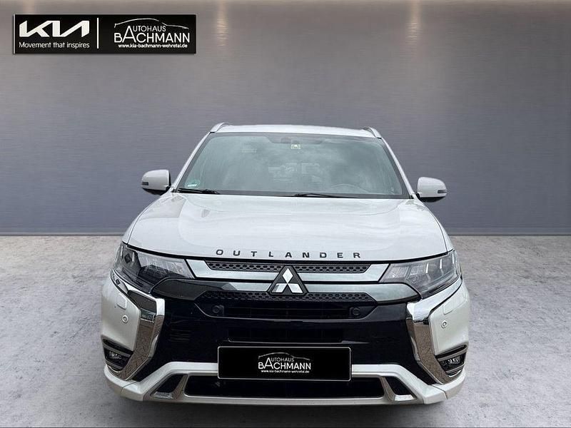 Weiß Gebraucht 2021 Mitsubishi Outlander P-HEV Plus Limousine | 23.980 € (Fairer Preis) - Bild 1/4