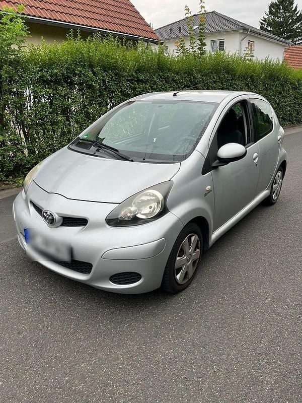 Grau Gebraucht 2009 Toyota Aygo Kleinwagen | 2.200 € (Guter Preis) - Bild 1/4