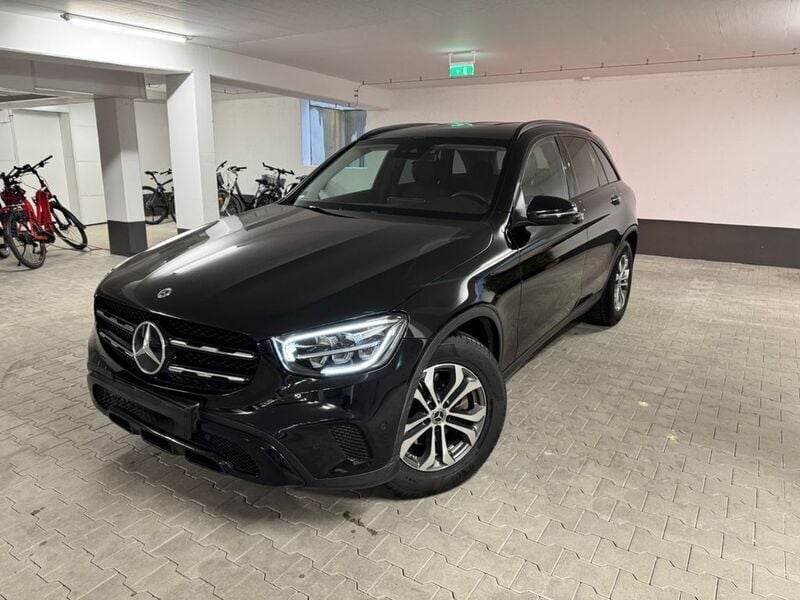 Schwarz Gebraucht 2021 Mercedes GLC200 Night SUV | 36.900 € (Guter Preis) - Bild 1/4