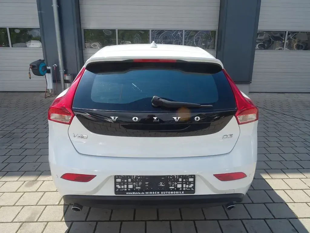 Gebraucht Volvo V40 Momentum 150 PS (110 kW) 2019 Weiß Limousine