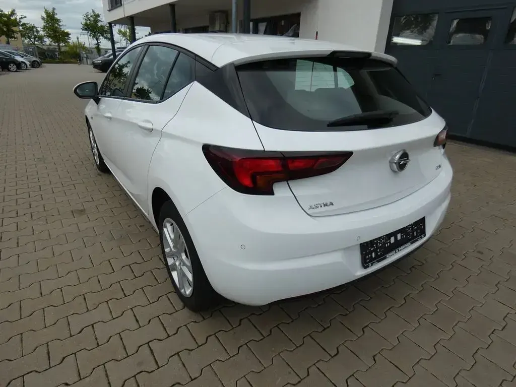 Używany Opel Astra Edition 110 KM (80 kW) 2017 Biały Sedan/Limuzyna
