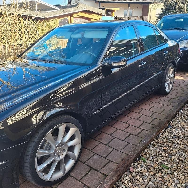 Schwarz Gebraucht 2004 Mercedes E500 Avantgarde Limousine | 14.999 € (Etwas zu teuer) - Bild 1/4