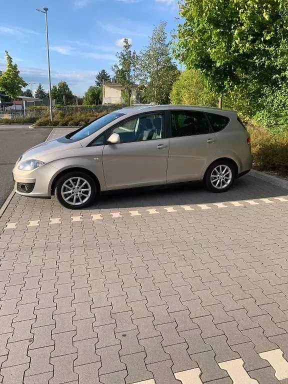 Używany Seat Altea Style 125 KM (91 kW) 2012 Beżowy Minivan