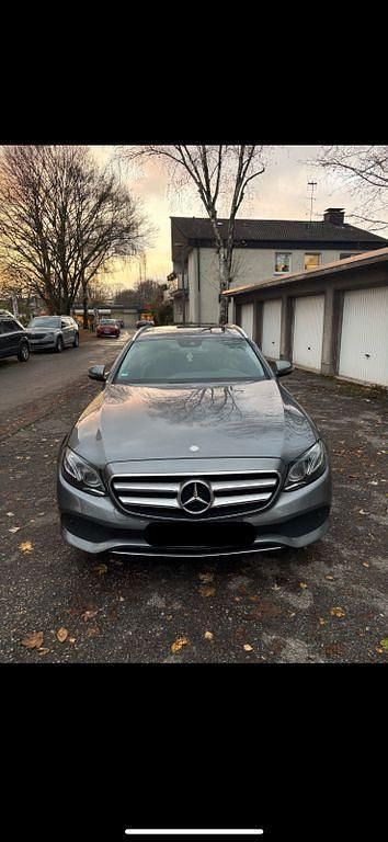 Grau Gebraucht 2017 Mercedes E350 Avantgarde Limousine | 13.900 € (Superpreis) - Bild 1/4