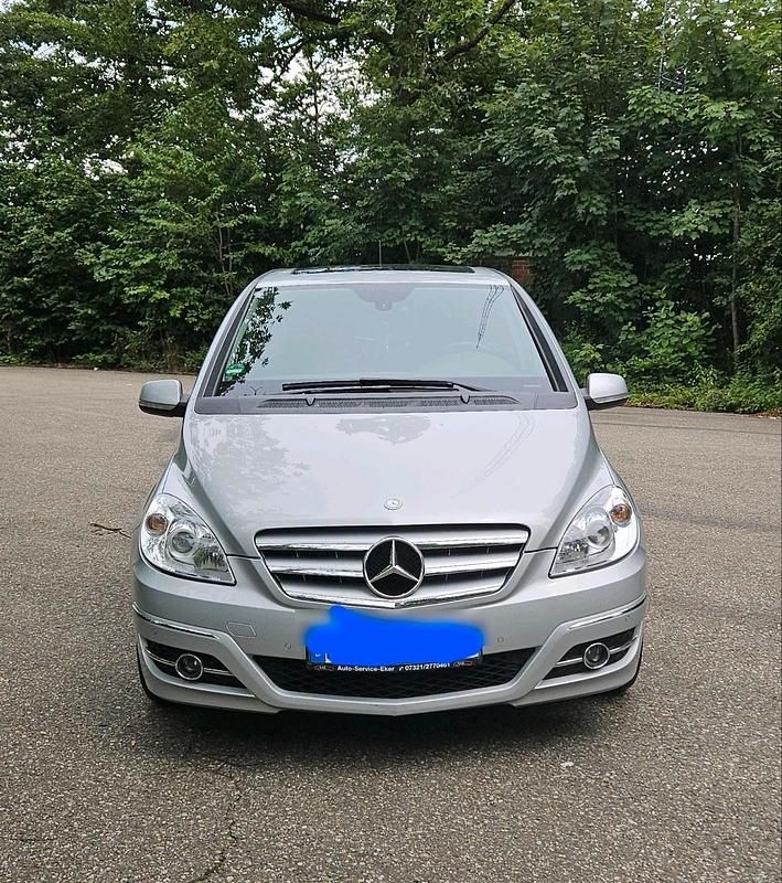 Silber Gebraucht 2010 Mercedes B200 Van / Kleinbus | 3.700 € (Guter Preis) - Bild 1/4