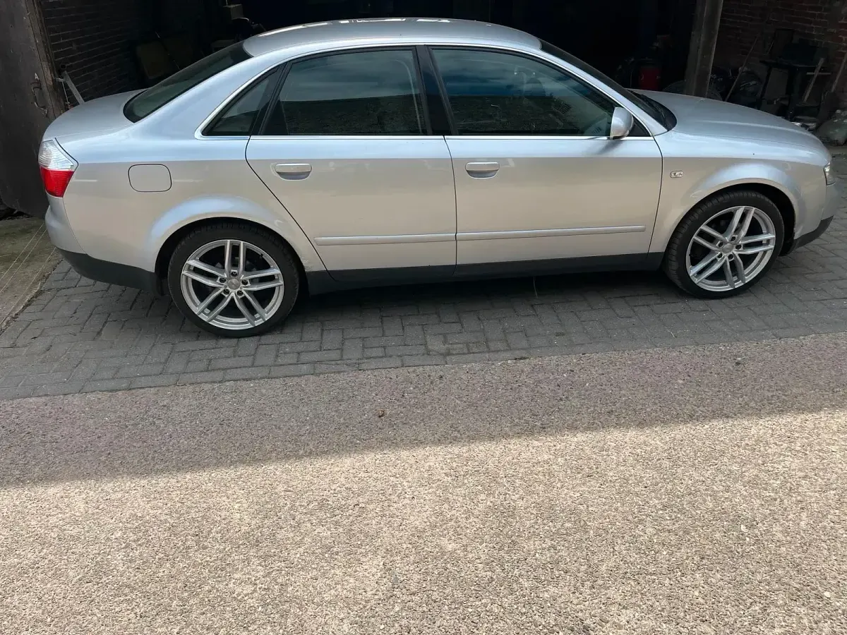 Gebraucht Audi A4 130 PS (95 kW) 2000 Silber Limousine